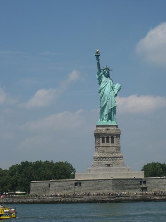 Statue of someone holding or pointed to the sky dont ask i was hi on LSD